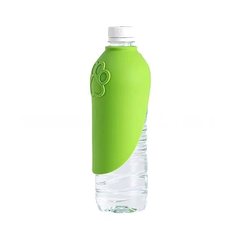 Foldable water dispenser for outdoor pets