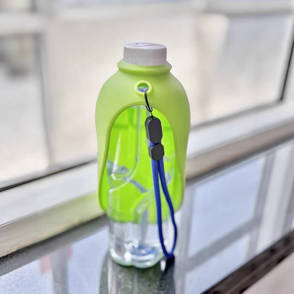 Foldable water dispenser for outdoor pets